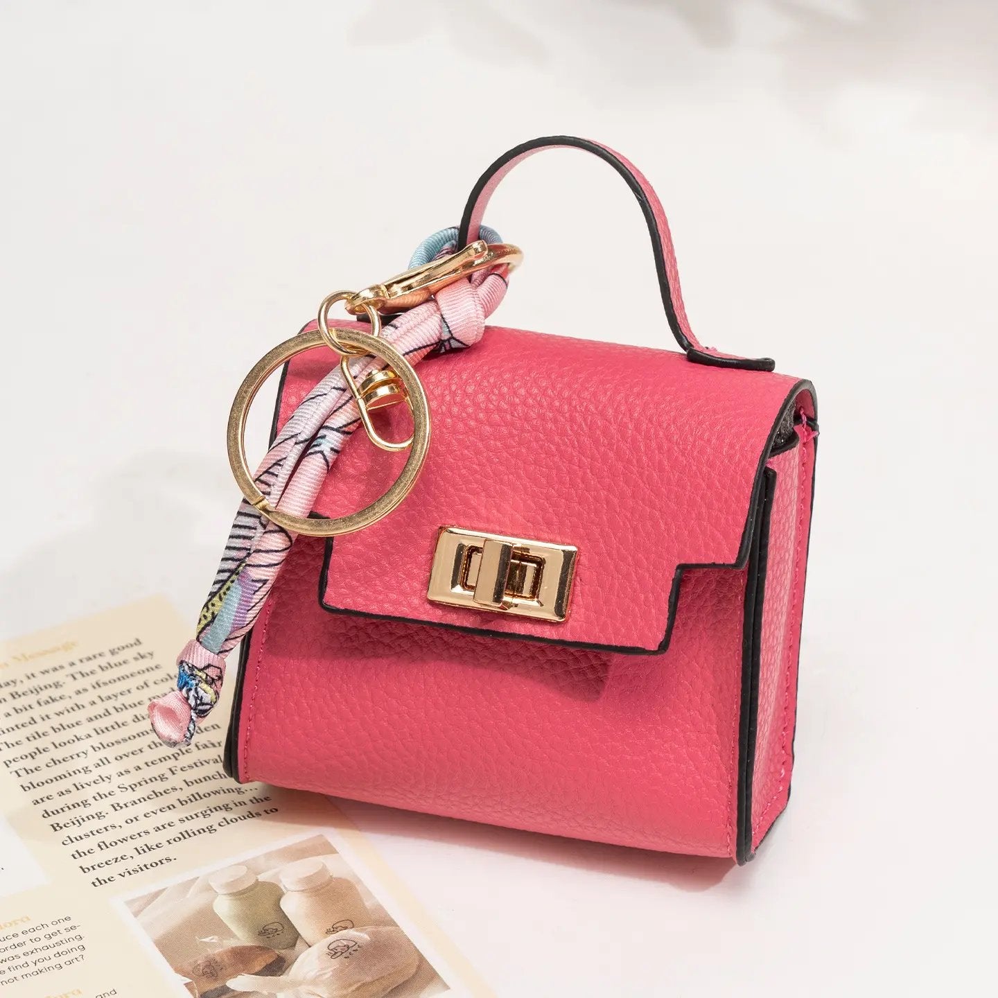 👜 Mini Keychain Coin Purse — Cute Bag Charm with Twist-Lock Pouch