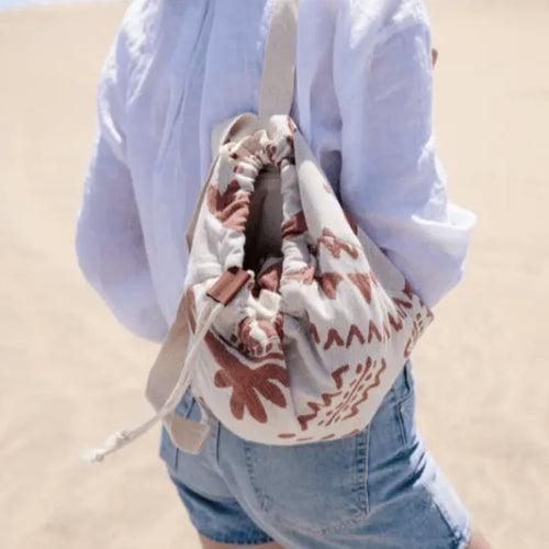 🏖️ 2-in-1 Convertible Towel & Backpack with Inner Zip Pocket & Sand-Repelling Fabric