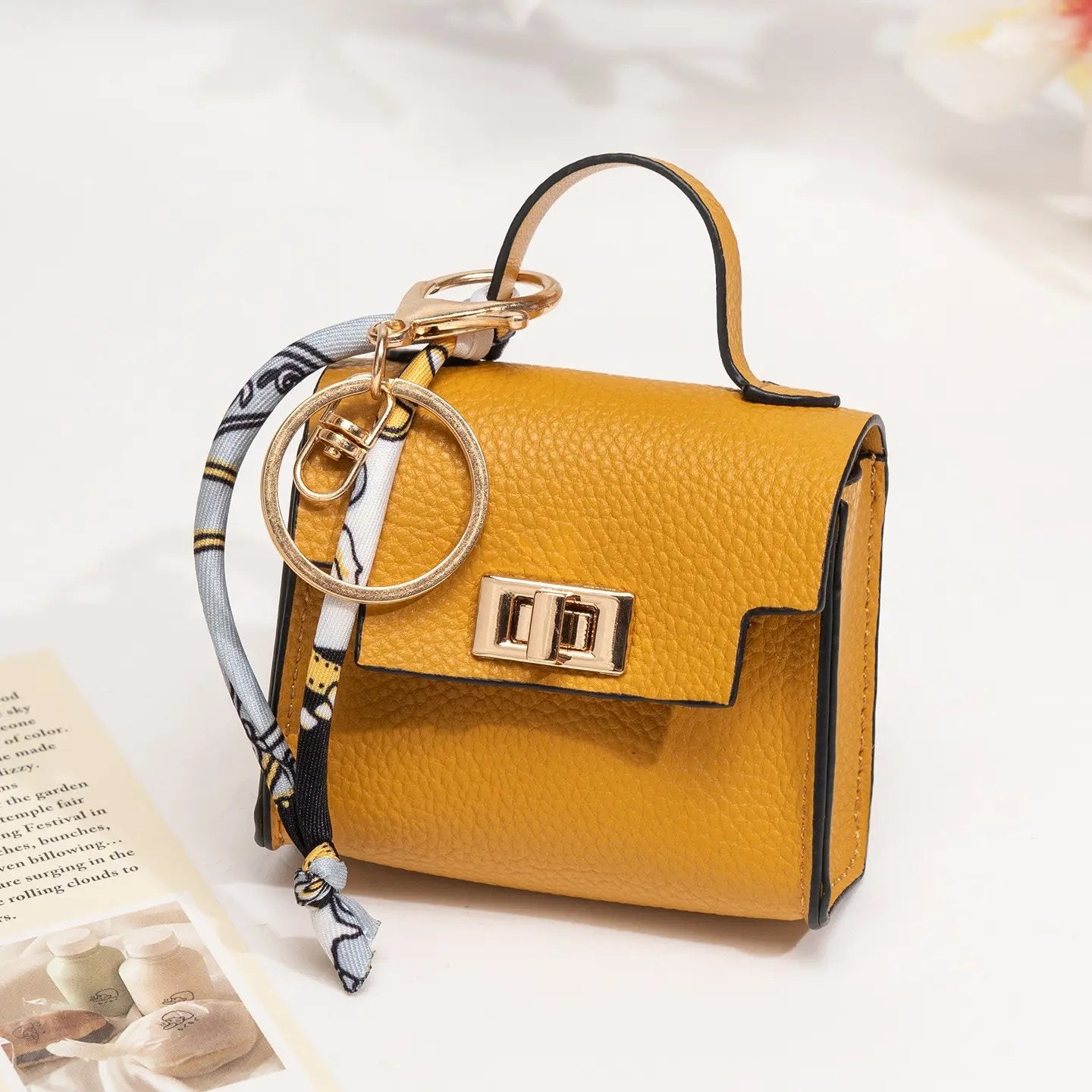 👜 Mini Keychain Coin Purse — Cute Bag Charm with Twist-Lock Pouch