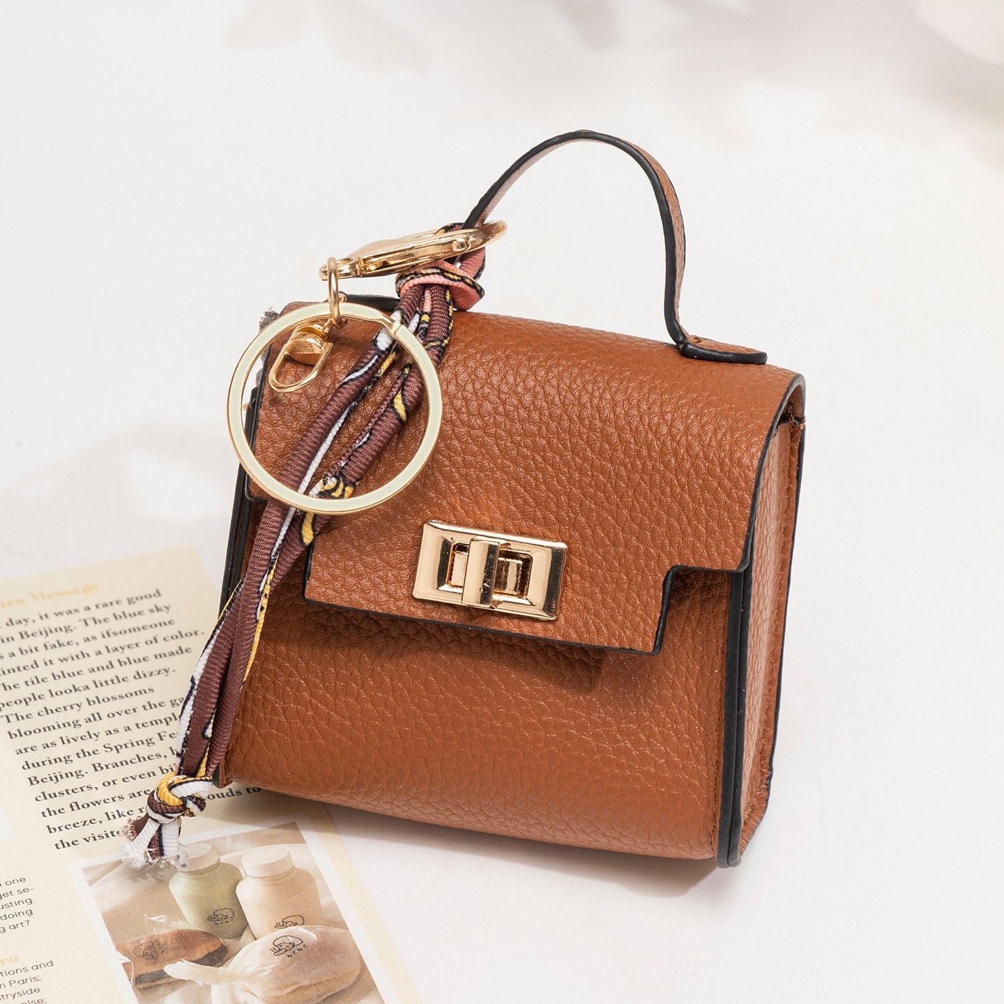 👜 Mini Keychain Coin Purse — Cute Bag Charm with Twist-Lock Pouch